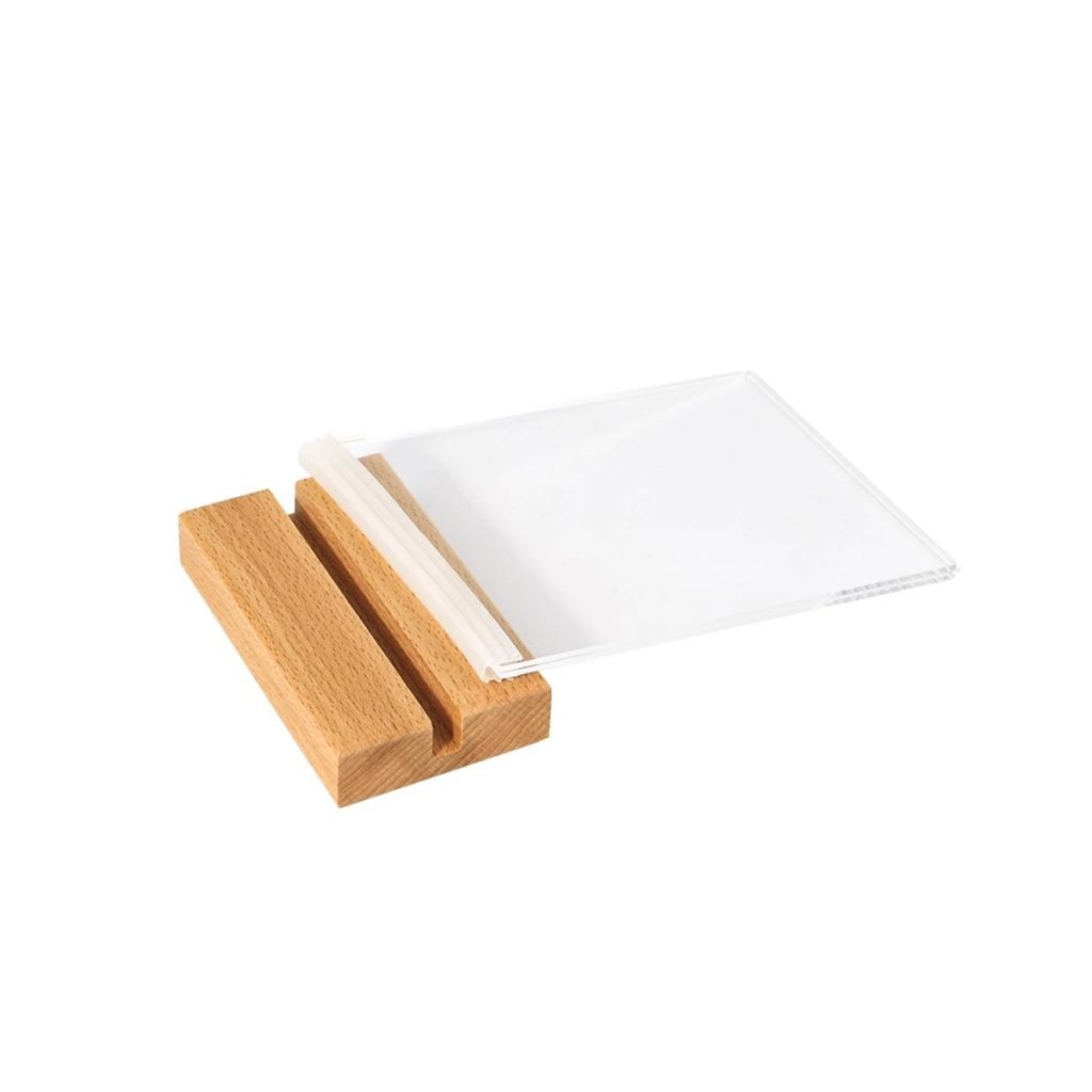PORTA MENÚ ACRÍLICO CON BASE DE MADERA – Creative
